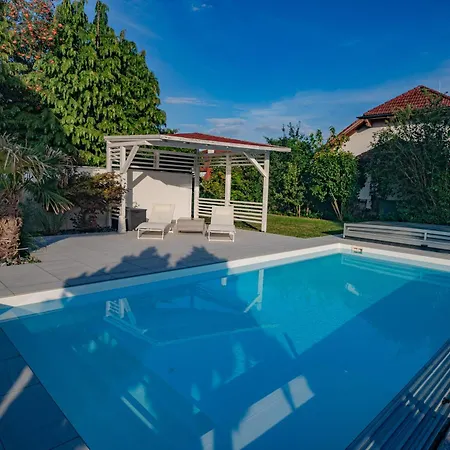 Familien Mit Gemeinschafts-pool *