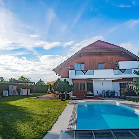 Familien Mit Gemeinschafts-pool